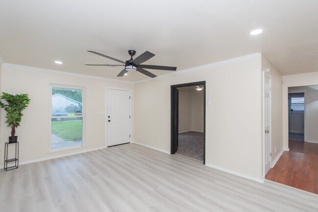 Building Photo - 5834 Overdale St