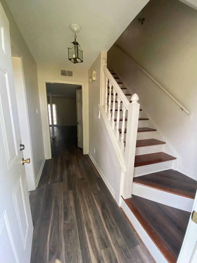 Building Photo - 5211 Kimbark Woods Dr