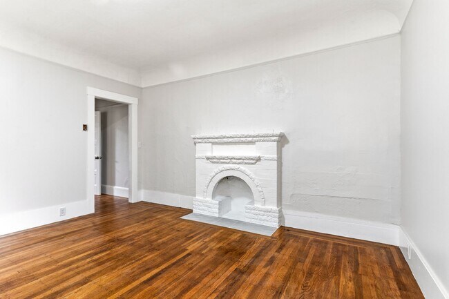 Foto del edificio - Freshly Renovated 1 Bed, 1 Bath Oakland Home with In-Unit Laundry