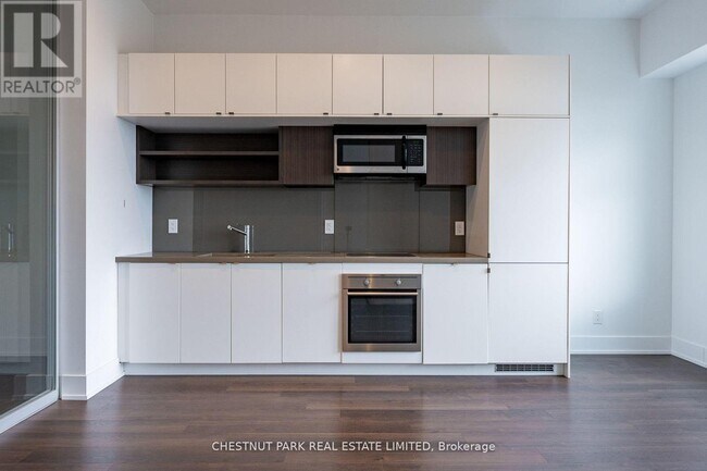 Building Photo - 111-111 St Clair Ave W