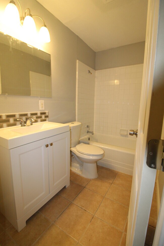 Building Photo - 1613 Poage Ave