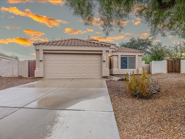 Foto del edificio - Charming 3 Bedroom Home with Desert Oasis Backyard &  Amenities!