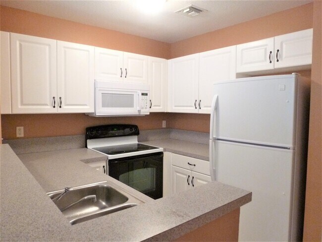 Building Photo - 1704 Lakeview Dr W