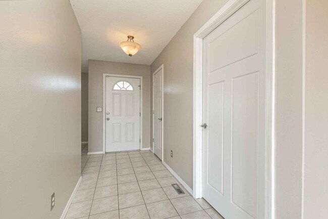 Building Photo - Updated 3-Bed, 2-Bath All-Brick Home for R...