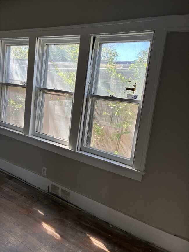 Building Photo - 15448 Log Cabin St