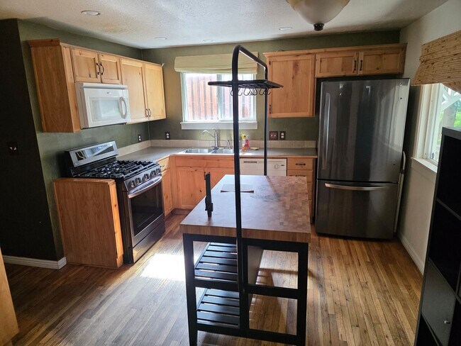 Foto del edificio - Charming 4 bed 2 bath home