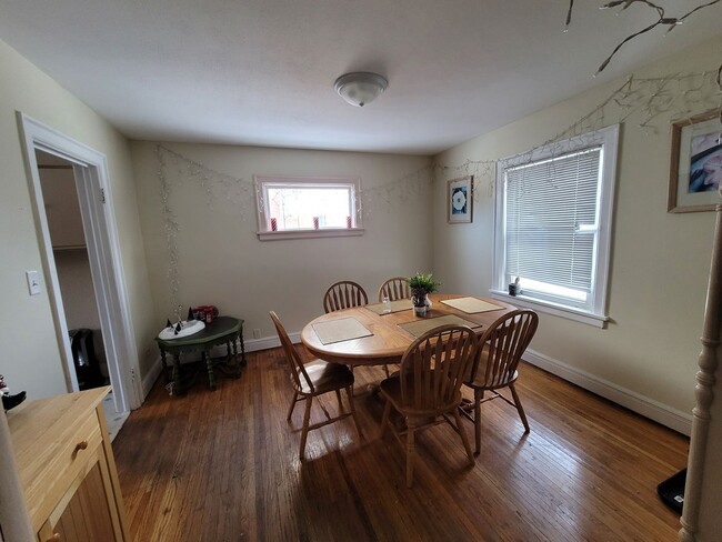 Building Photo - AVAILABLE JUNE - 3 Bed 1 Bath Beautiful Wo...