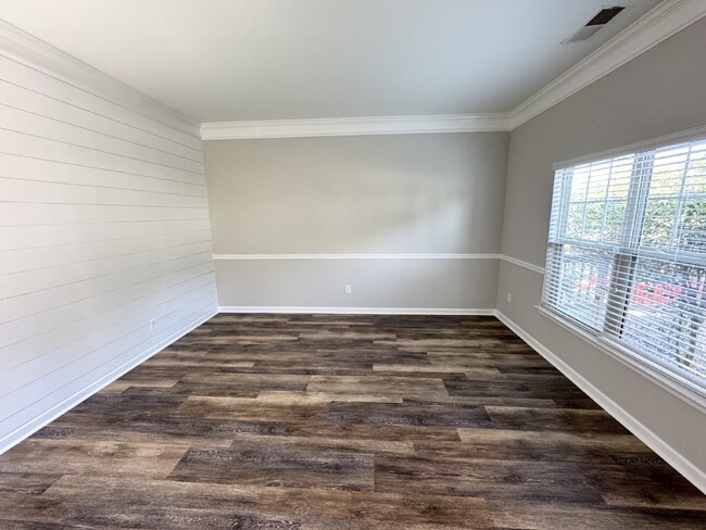 Foto del edificio - Move-In Ready 5-Bedroom Retreat in Whisper...