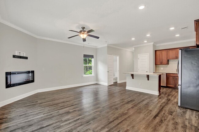 Building Photo - Spacious 3-Bedroom End-Unit Townhome in Pr...