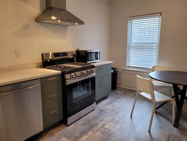 kitchen 2 - 517 E Johnson St