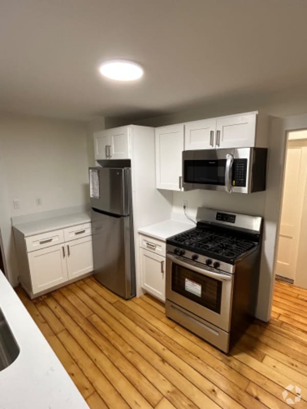 West Side Apartments for Rent with Hardwood Floors Manchester, CT 6