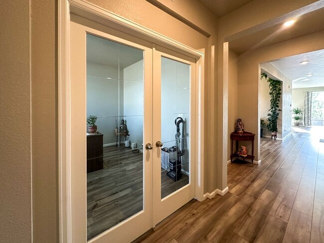 Foto del edificio - Almost Brand New Meadowlark 4bd 3.5ba home