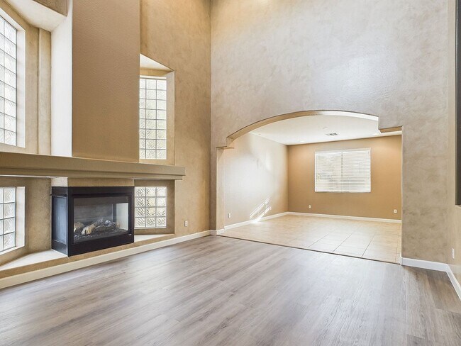 Building Photo - Carefree Hwy/27th Dr Gorgeous 6 Bedrooms/4 Bath 3695 Sq Ft Home