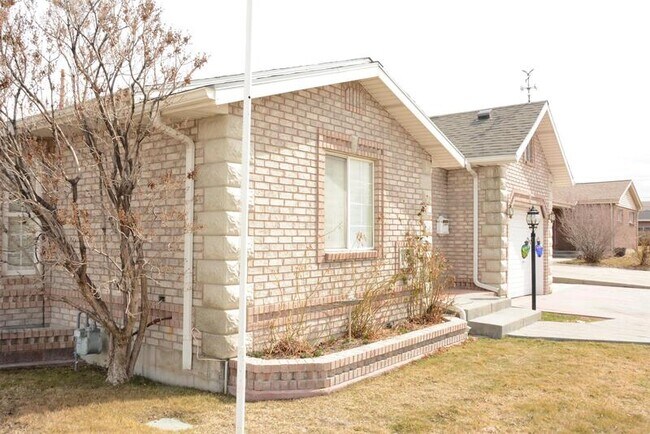 Building Photo - 1155 S 150 W