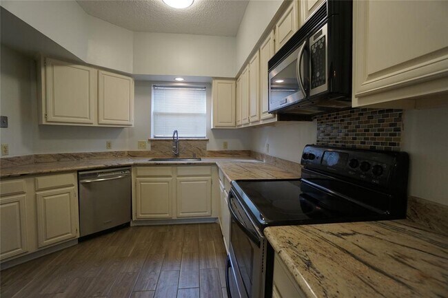 Foto del edificio - 5919 Woodway Place Ct