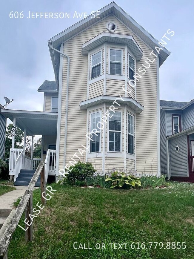 Foto del edificio - Recently Remodeled Spacious Four Bedroom!