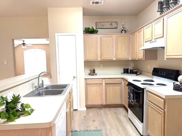 Foto del edificio - Beautifully Designed Home Will be available by July 20th! New Flooring throughout