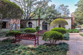 Outdoor Sitting Area - Creole on Yorktown