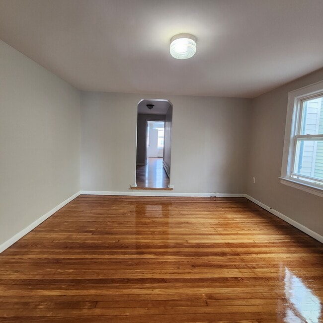 Building Photo - 216 Elm St