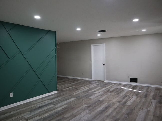 Building Photo - 4 BEDROOM 2 Bath  Pool Home!  Call Carole Arcaro 386-216-4900 Deltona Lakes Realty