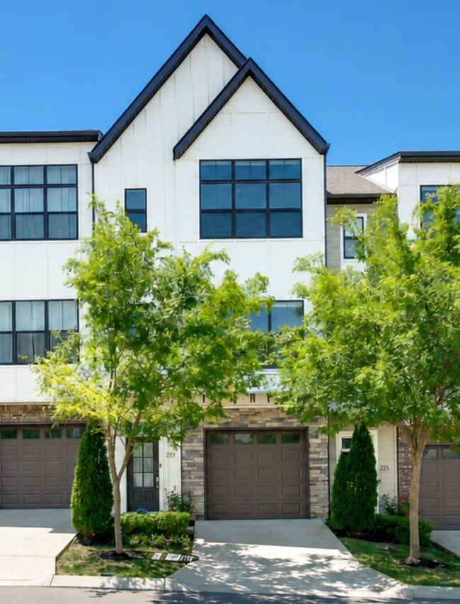 Building Photo - 221 Stonecrest Cir