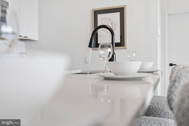 Building Photo - 240 Hermitage St