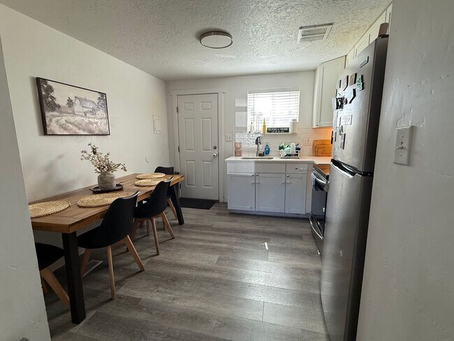 Foto del edificio - Freshly Renovated 2 Bedroom Orem Apartment!!