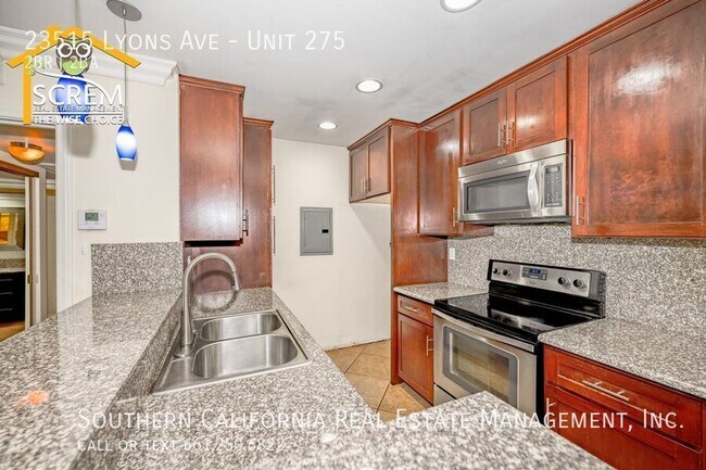 Foto del edificio - 23515 Lyons Ave