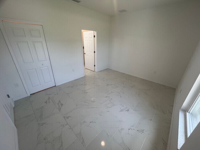 Foto del edificio - SPACIOUS 3Bd / 2 Ba SINGLE FAMILY HOUSE AVAILABLE