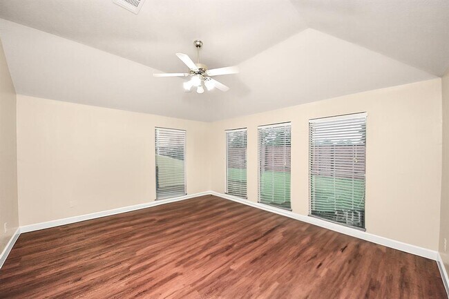 Foto del edificio - 4807 Taylor Lake Ct