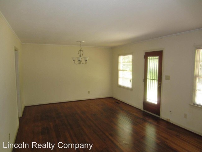 Building Photo - 2111 Azalea Dr