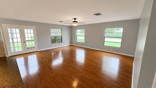 Building Photo - 5001 Vivienda Way