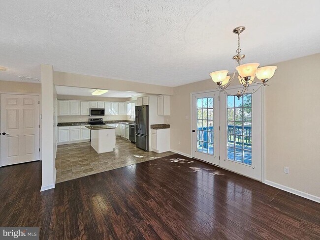 Building Photo - 2036 Stoneleigh Dr