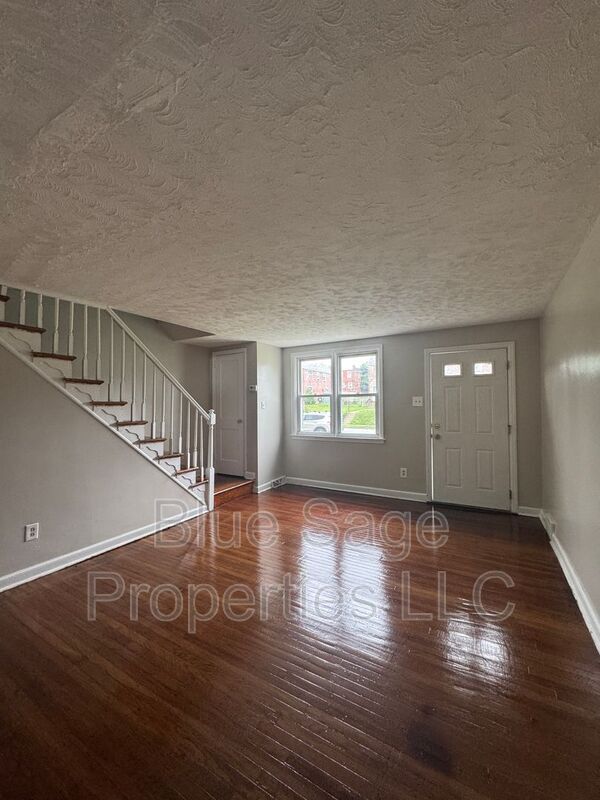 Building Photo - 554 S 4th St