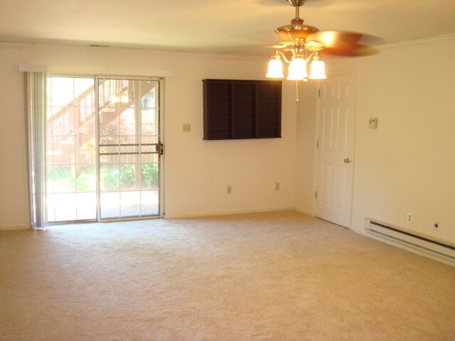 Foto del edificio - End Unit Townhouse Available Now