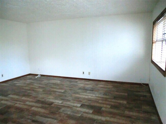 Building Photo - 202 Bedford Trail