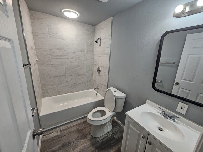 Foto del edificio - 411 NW Greenmeadow Dr