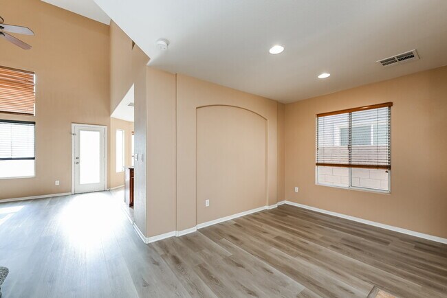 Foto del edificio - 7648 Lookout Hill St