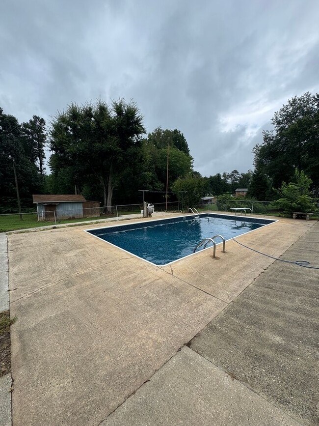 Foto del edificio - Spacious 3 Bedroom Home with Office, Pool, & Lawn Care Included – Hudson, NC
