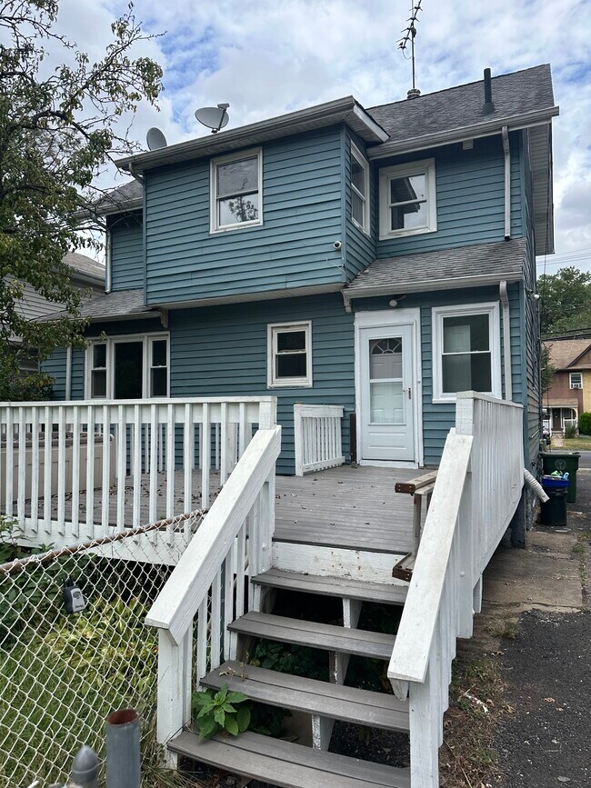 Building Photo - 710 Chestnut St