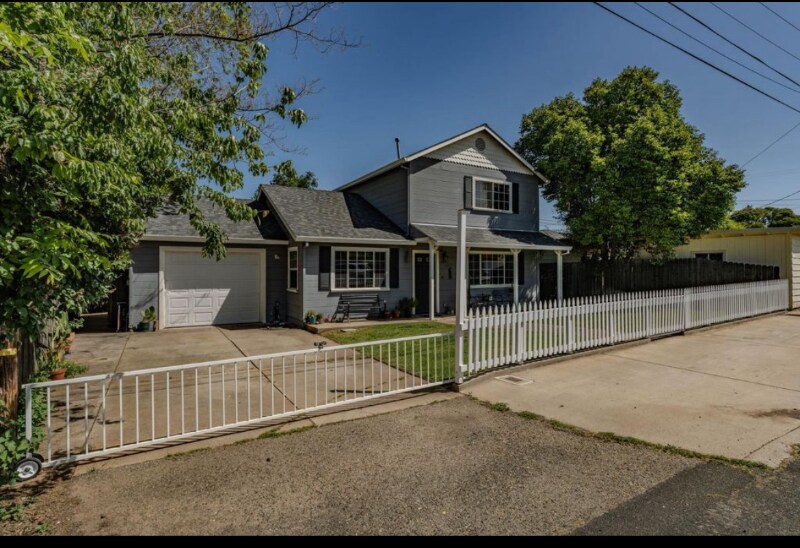 Foto principal - 12877 Pioneer St