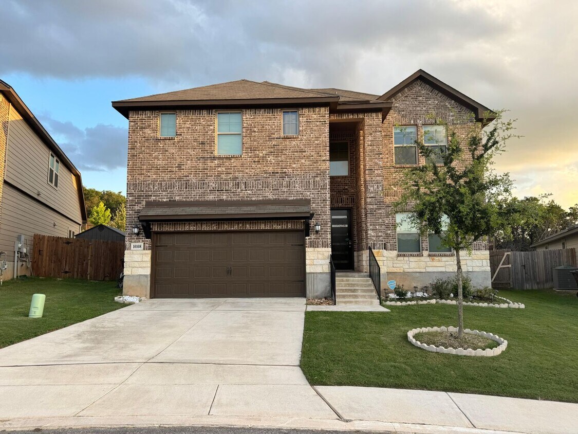 Foto principal - Nestled in the highly sought-after Scenic ...