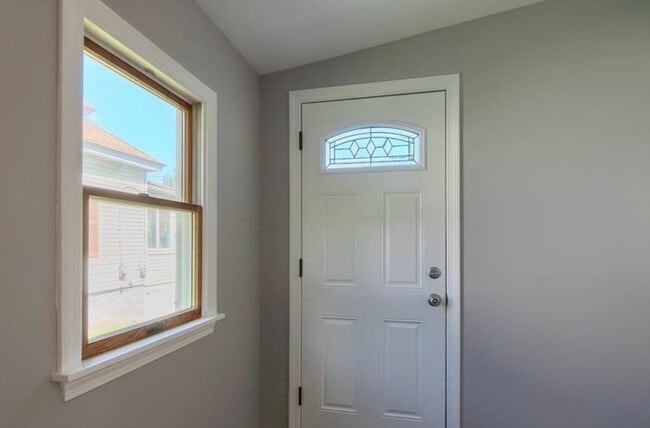 Foto del edificio - 142 E Meadow Rd