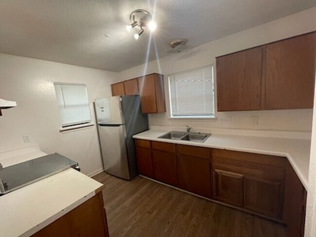 Foto del edificio - 3225 Hirschfield Rd