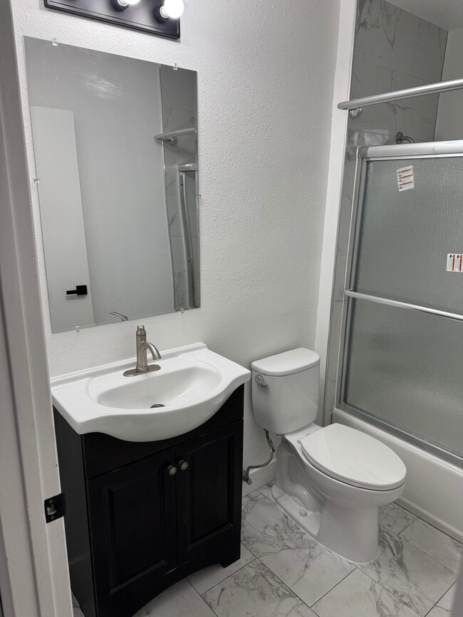 Foto del edificio - 583 W 16th St