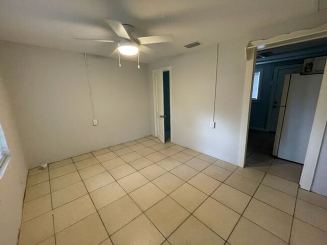 Building Photo - Beautiful 2 Bed 1 Bath House In Fifth Ave ...