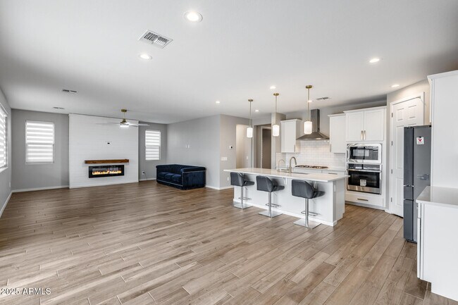 Building Photo - 17635 W Red Fox Rd