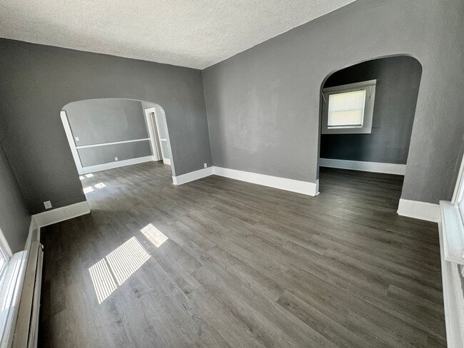 Building Photo - 2 Bedroom House