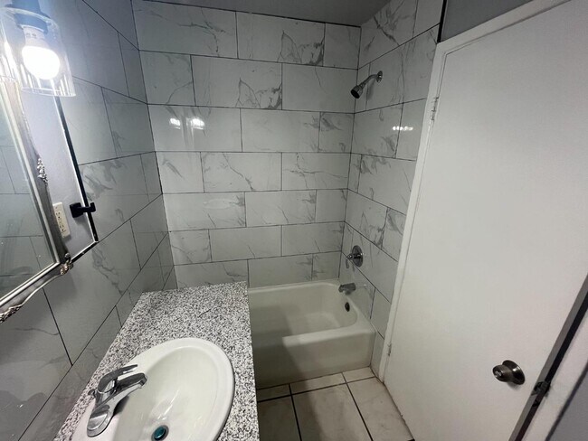 Foto del edificio - 3040 N First St