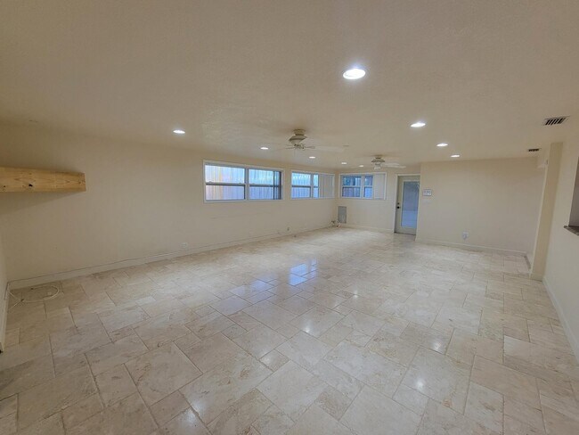 Foto del edificio - 4642 NW 2nd Ter